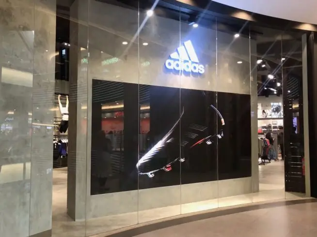 digital signage retail adidas